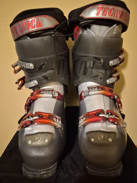A PAIR OF USED TECNICA VENTO 6 HVL SKI BOOTS MEN 324 MM SHELL main image 5